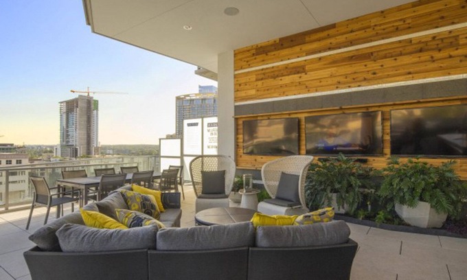West End Apartamento | Ideal Downtown 1BR w/ Gym, W/D, Pool, walk to 6th St bars, by Blueground