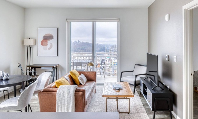 Yesler Terrace Apartamento | Ideal First Hill 1BR w/ Gym, Roof & Lounge, nr Pioneer Sq, by Blueground