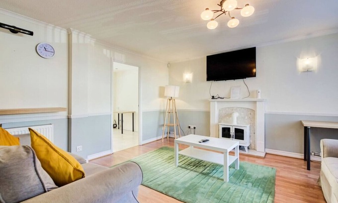 Tilbury Casa | Ideal for groups & families with parking and patio