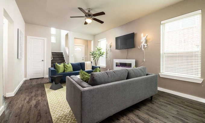 Denton Casa | Ideal Group Getaway Near Shopping & Dining