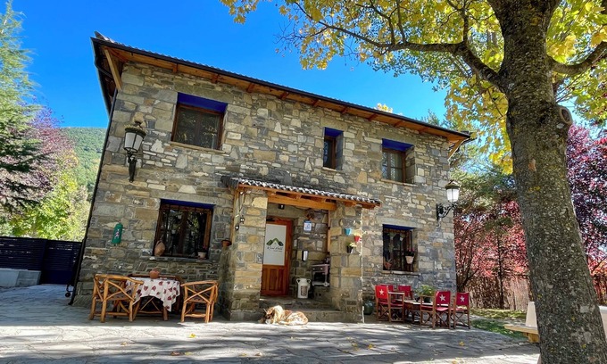 Oros Bajo Cabaña | Casa ideal para familias 13 pax ¡Gran jardín, barbacoa, parking y zona infantil!