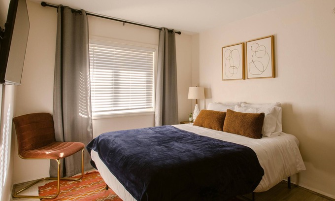 Gold Hill Apartamento | Ideal stopover location right off I-5, nestled in a scenic area by the Rogue River. Enjoy the peaceful sounds of the river while having quick access to major travel routes and nearby towns.