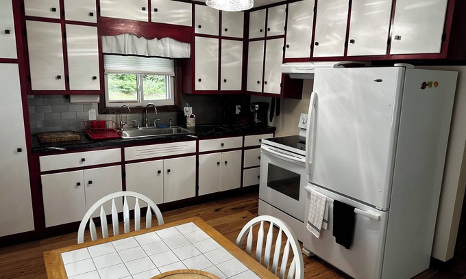 Tawas City Casa | Ideally located near Lake Huron Access and Bike Trail