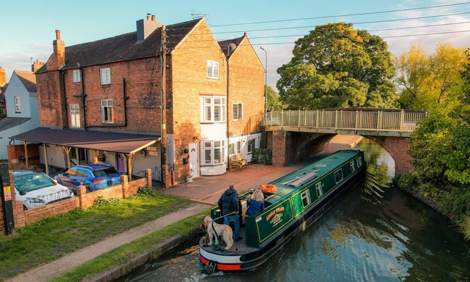 Hopwas Cabaña | Idyllic 2 bedroom Canal facing Cottage in Hopwas