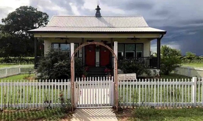 Fayetteville Cabaña | Idyllic Cottage on a Working Farm Perfect for Weekend Getaways in Texas