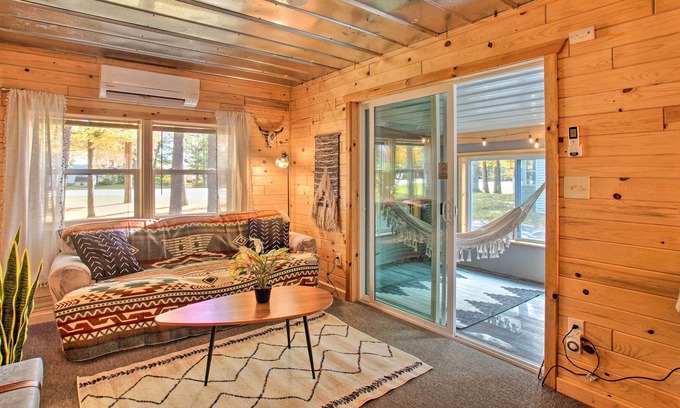 Oscoda Cabina | Idyllic 'Finn's Retreat' - Walk to Lake Huron