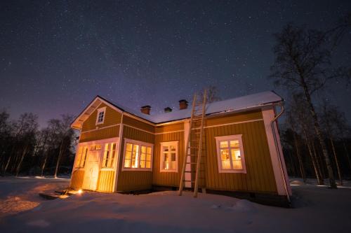 Ii Chalet De Esquí | Iisland Pauhu Loghouse and sauna under the starlit sky