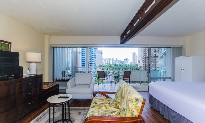 Waikiki Condominio | Ilikai Tower 1 Bedroom City View Condos with Private Lanai & Free Wifi!