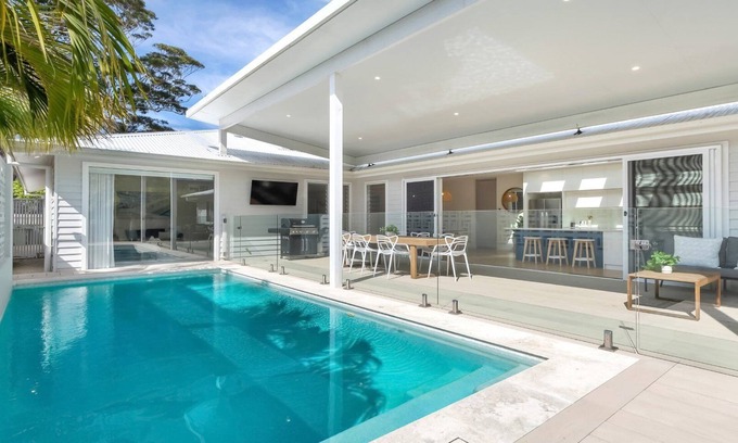 Bateau Bay Casa | ILUKA| pool, wifi, close to beach| Accom Holidays