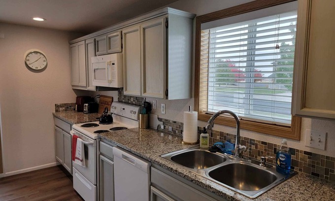 Moses Lake Casa | Immaculate 3BR/2BA Serene Central Neighborhood & Close to I-90 Fully Furnished