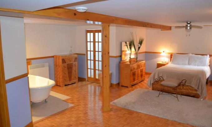 LaSalle Casa | Impeccable! Maison Champêtre Face au Fleuve!