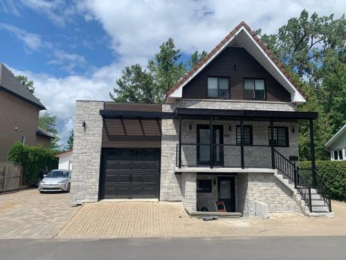 Fabreville Casa | Impeccable, modern, river view, renovated cottage