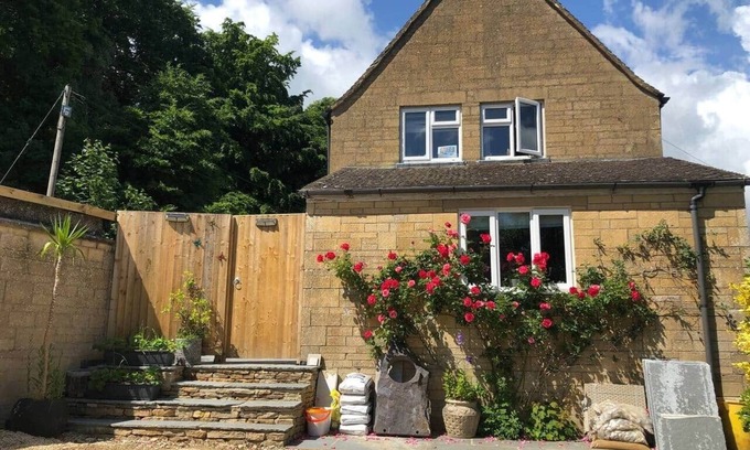 Bibury Casa | Imperfect home in perfect location, Bibury hot tub