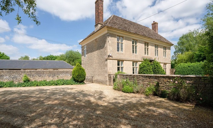 Quenington Otro | Impressive Georgian Farmhouse near Kempsford High