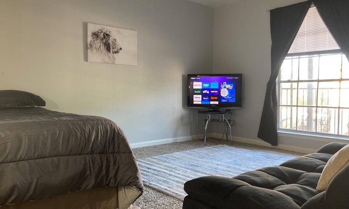 Willow Meadows/Willowbend Area Apartamento | In the heart of all the action!