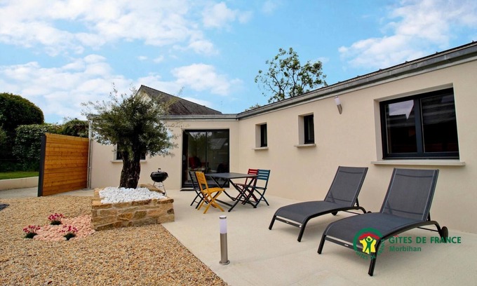 Plougoumelen Casa | In the shade of an olive tree
