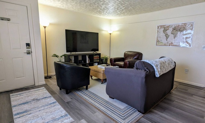 Fairbanks Apartamento | In Town! Fully-equipped kitchen with spacious bedrooms. Free parking & WiFi!