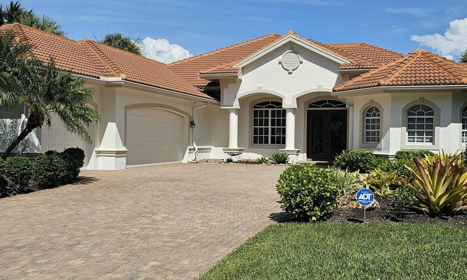 Bonita Springs Casa | Incredible 4 bedroom, 3 1/2 bath newly renovated home with golf course views