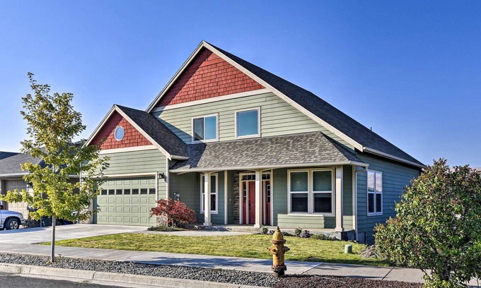 The Dalles Casa | Incredible Oregon Retreat w/ Private Hot Tub!