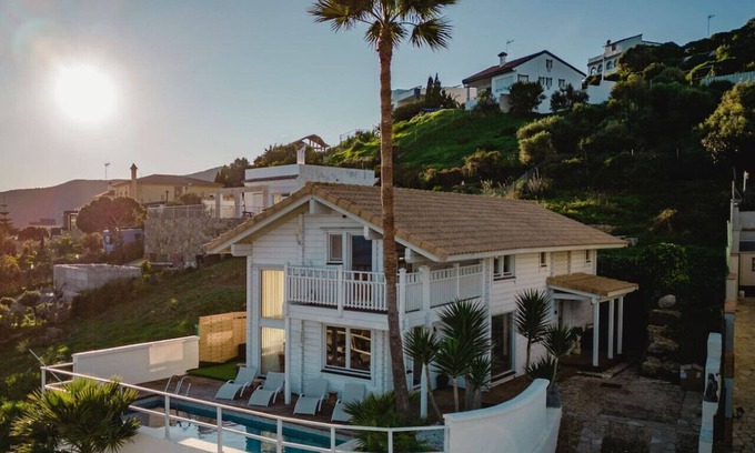 Cabrita Chalet De Esquí | Increíble wooden villa with sea views!