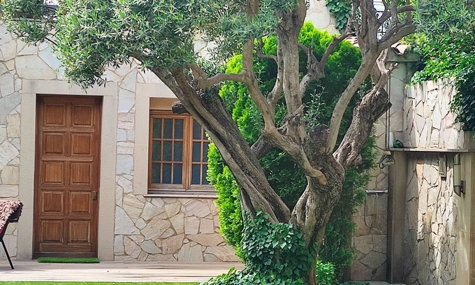 El Prat de Llobregat Casa | Alojamiento independiente con salida al jardín. Cerca aeropuerto metro y tren.