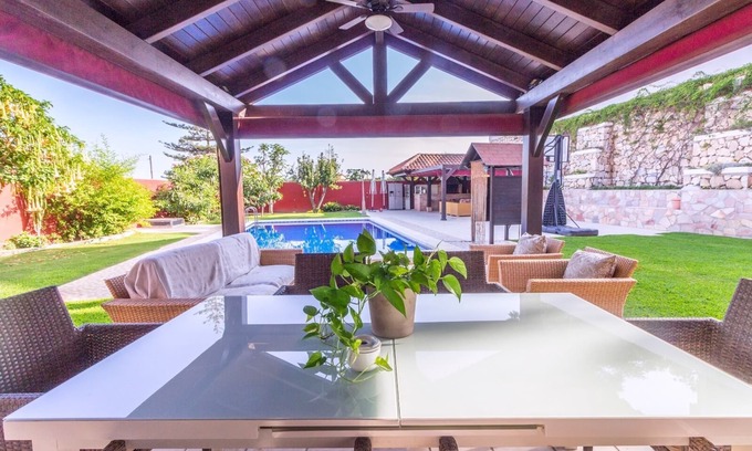 Torre de Benagalbon Chalet De Esquí | Chalet Independiente con piscina cerca de la playa