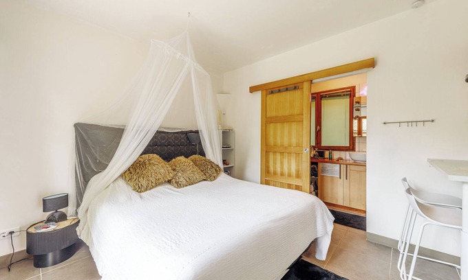 Blesignac Cama Y Desayuno | vivienda independiente, en el corazón de un bosque de acacias