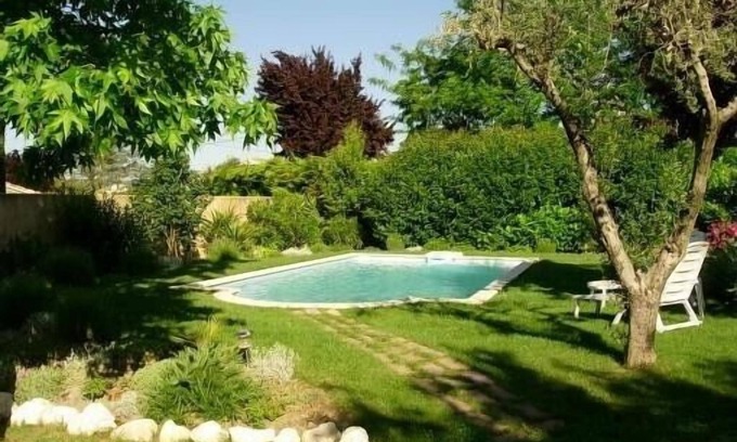 Pujaut Villa | Villa independiente sin vecinos con piscina de 8 x 4 en un entorno muy tranquilo.