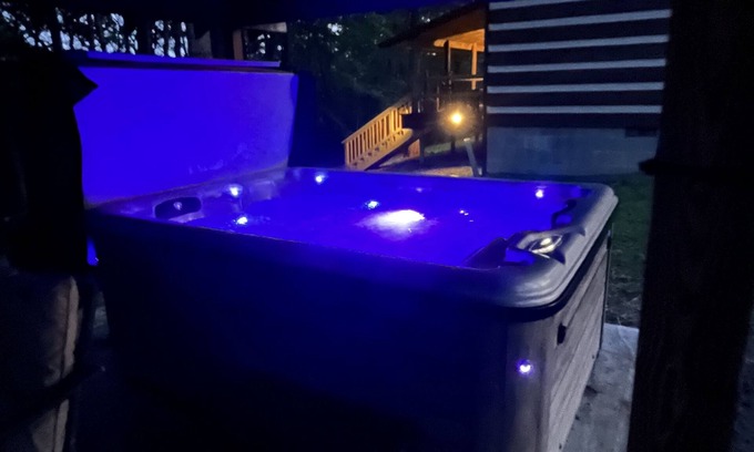 French Creek Cabina | Retiro indio campo .... con una relajante bañera de hidromasaje, chimenea al aire libre y el Pabellón!