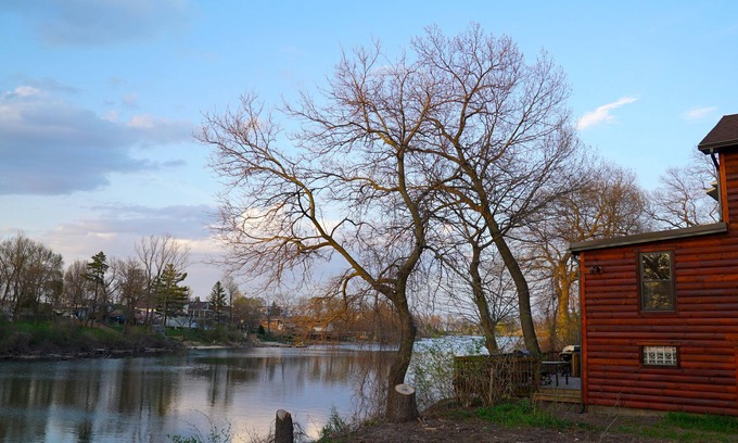 Miller Beach Cabaña | Indiana Dunes. Split-log Cottage on Lagoon. 3blks Lake Michigan/Beach. Bikes.