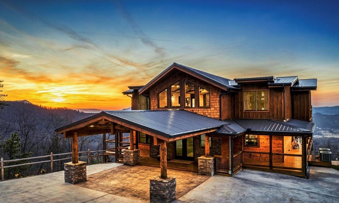 Gatlinburg - Pigeon Forge Cabina | Indoor Pool - Iconic Views- 6BR - 11' spa - Dog Friendly- Wkly Disc!