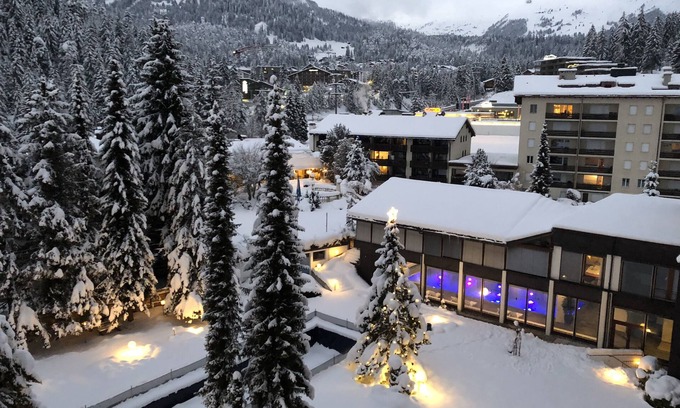 Laax Apartamento | Indoor pool, sauna, outdoor pool, tennis court, covered parking lot, fitness room