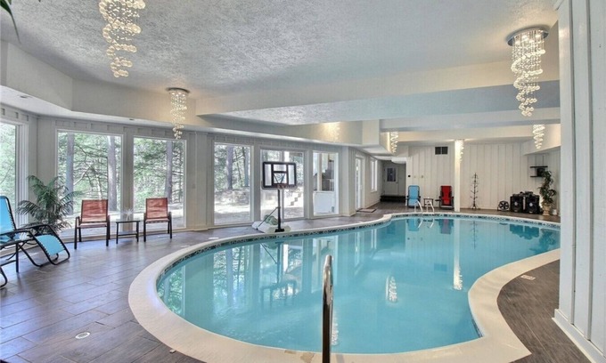 Hunting Valley Casa | Indoor Pool|Sauna|Theater Room|Bar|Sleeps 10