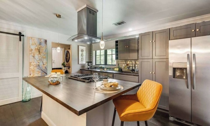 Peak's Suburban Addition Condominio | Indulge in a luxury Dallas escape featuring a king-size luxury hybrid bed,, high-speed Wi-Fi, and an award-winning courtyard oasis. Steps from Deep Ellum, Lakewood, and downtown.