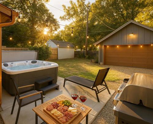 Indianapolis Casa | Indy Holidays Hot Tub, Nightlife, Cozy Fall Stay