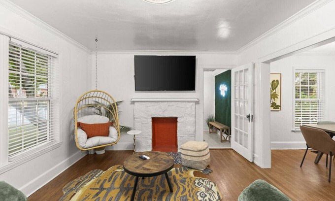 East Side Casa | Infrared Sauna | King Beds | Pet Friendly | Pool