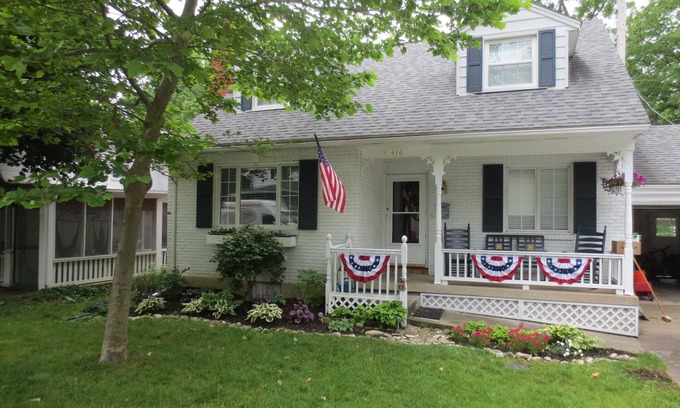 Lakeside Casa | Inside Lakeside 5 Bedroom 2 Bath House With Porches 1st floor master and bath
