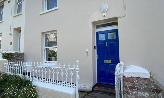 Instow Cabaña | Instow period cottage, sleeps 6, close to beach, dog friendly
