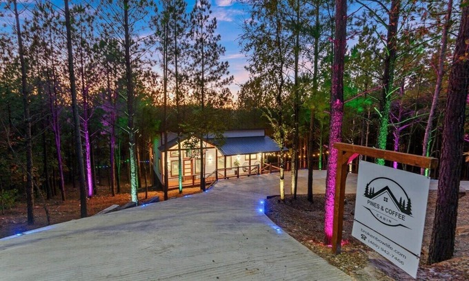 Broken Bow Cabina | Intimate Retreat💑, Central Location, Private, Kind Bed👑, 2023 Built, Dogs 🐾