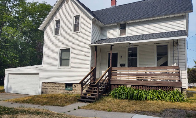 Manistee Casa | Introducing T&T's Cozy Farmhouse: Your perfect Getaway in Manistee!