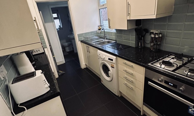 Coventry Casa | Inviting 7-bed House in Coventry City Centre