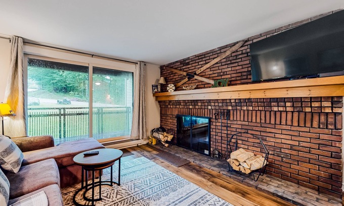 Central Vermont- Killington Condominio | Inviting condo with skiing, pool, hot tub, tennis, fireplace & W/D