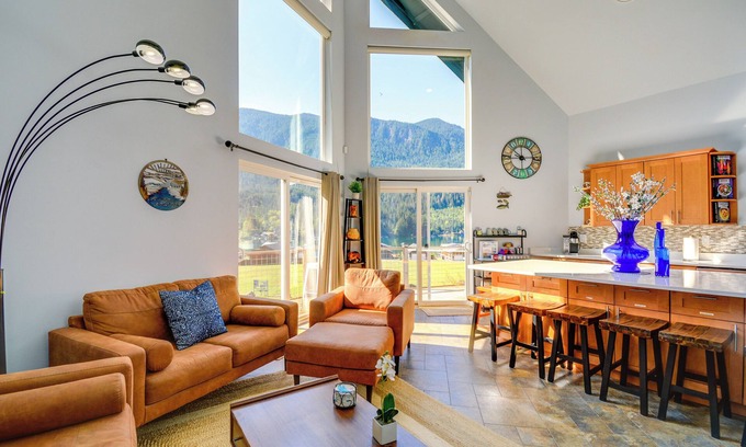Maple Grove Casa | Inviting Lake Sutherland Home: Kayaks + View!