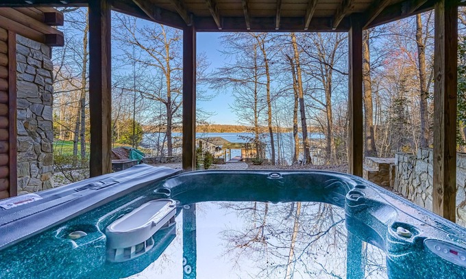 Huddleston Cabina | Inviting waterfront cabin with hot tub, kayaks, and beautiful sunsets