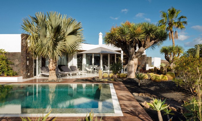Tias Villa | IRAZÚ | Villa Privada con Magnífico Jardín de Cactus y Vistas al Mar