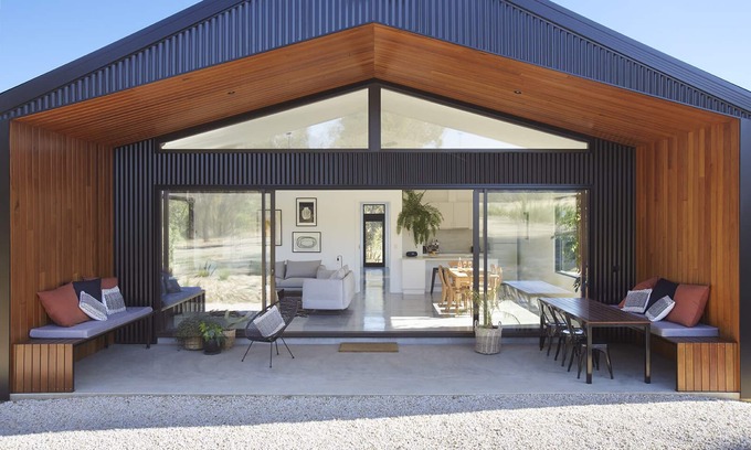 Maldon Casa | Ironbark Maldon, with outdoor spa and forest views
