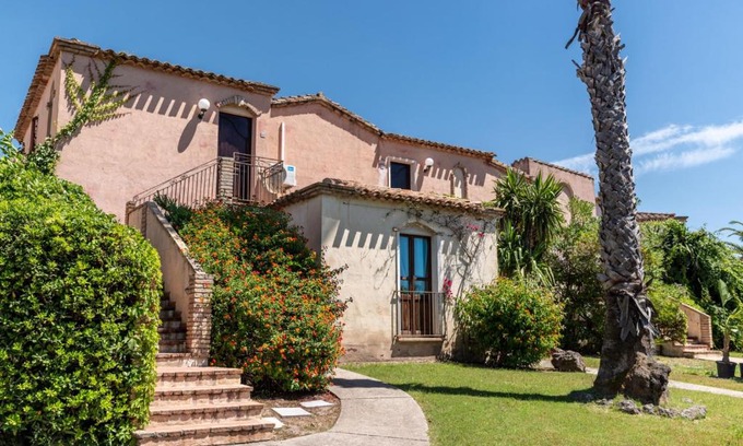 Santa Margherita di Pula Apartamento | ISA-Residence with swimming-pool in Santa Margherita di Pula, apartments with air conditioning and private outdoor space at only 250 m from the beach