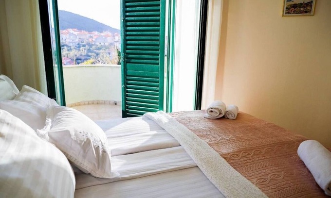 Kali Casa | Island Apartment Tina with Sea Sight Balcony and Pool!