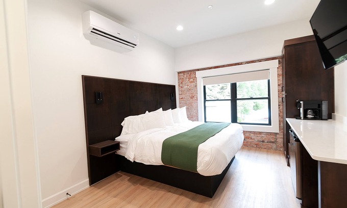Lava Hot Springs Hotel | The Suites at Lava Hot Springs: Island Park Theme