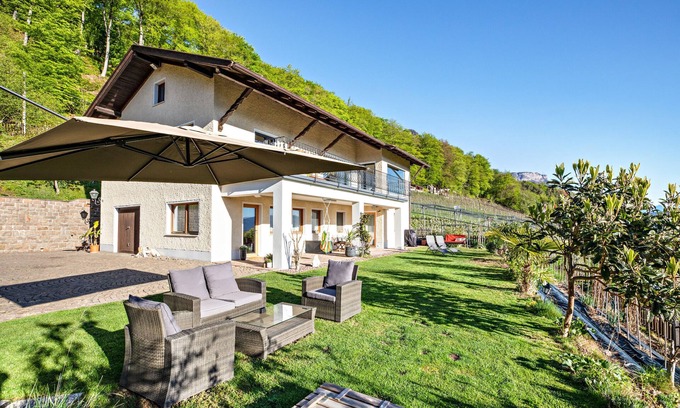 Castelvecchio Alto Apartamento | Apartamento vacacional 'Weitblick Kaltern' con vistas a la montaña, terraza privada y jardín